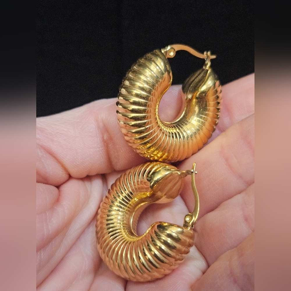 NEW Gold Ribbed Hoop Earrings